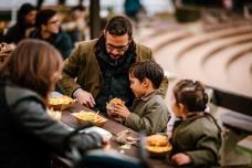 Une image contenant personne, habits, Visage humain, Partage
Le contenu généré par l’IA peut être incorrect.