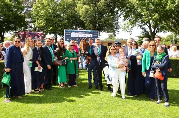 Une image contenant habits, personne, plein air, herbe
Le contenu généré par l’IA peut être incorrect.