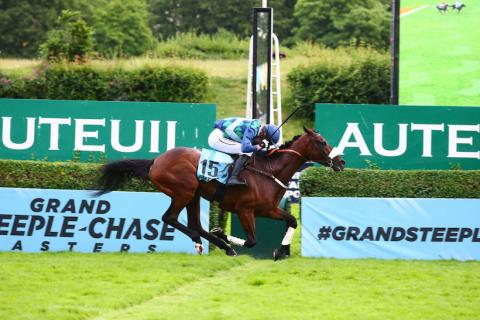 Sel Jem et Johnny Charron remportent le 144ème Grand Steeple-Chase de Paris (Gr1), le 22 mai 2022 sur l'hippodrome d'Auteuil à Paris.
