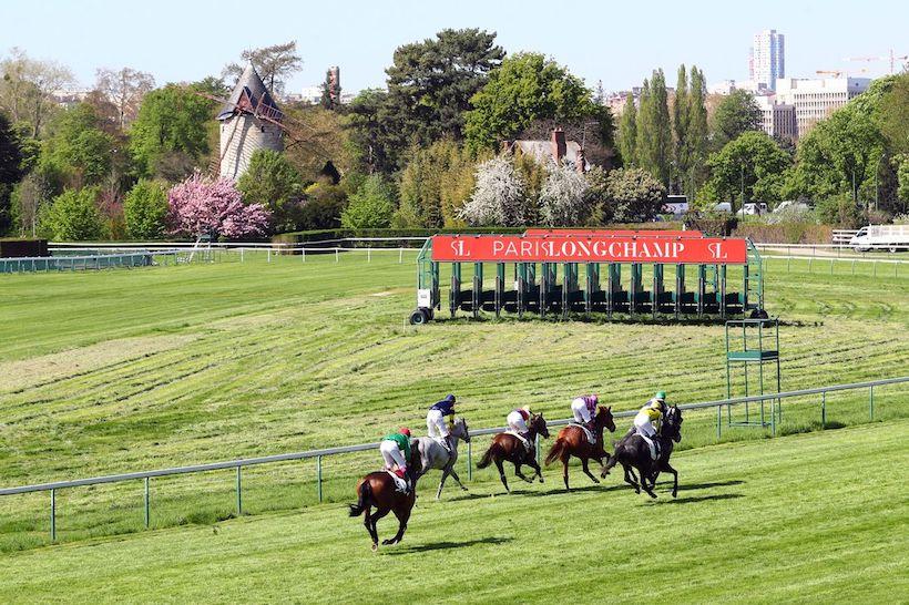 L’entretien de la piste de ParisLongchamp cet été