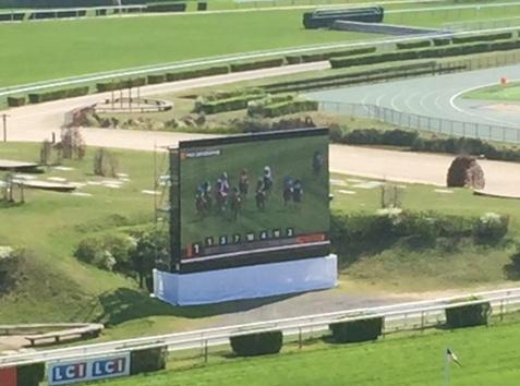 Un grand écran pour le public d'Auteuil Un grand écran pour le public d'Auteuil