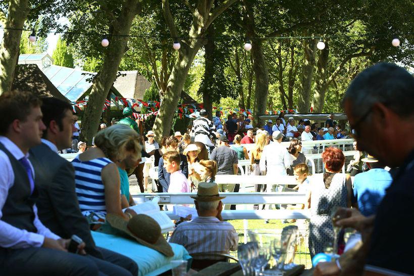 Bilan du meeting de Deauville Barrière : Fréquentation et enjeux en hausse, spectateurs satisfaits Bilan du meeting de Deauville Barrière : Fréquentation et enjeux en hausse, spectateurs satisfaits