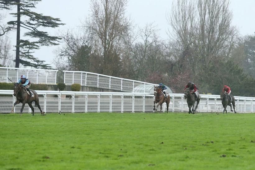 Juigné Hurdle: L'Autonomie rides De Bon Cœur wave