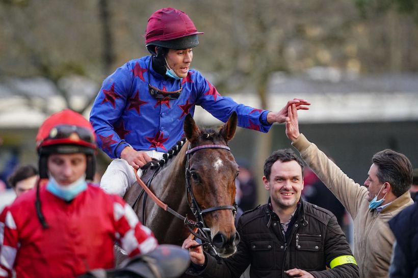 Felix de Giles et Saint Godefroy de retour de leur victoire dans le Grand Cross de Pau Reverdy, le dimanche 6 février 2022 sur l'hippodrome du Pont-Long, à Pau.
