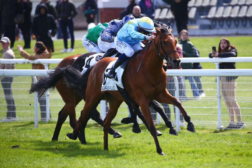 Rock Boy et Mickaël Barzalona remportent le Prix Djebel (Gr3), jeudi 7 avril 2022 sur l'hippodrome de Deauville.