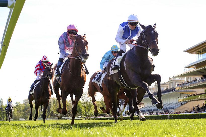 Junko et Maxime Guyon remportent le Prix Noailles (Gr3), le dimanche 17 avril 2022 sur l'hippodrome de Longchamp, à Paris.