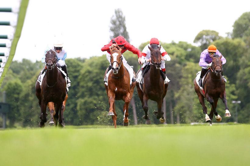 L'Astronome et Christophe Soumillon, en rouge et noir, dominent Galaxie Gold à la lutte dans le Prix Hocquart (Gr2), le 26 mai 2022 à ParisLongchamp.