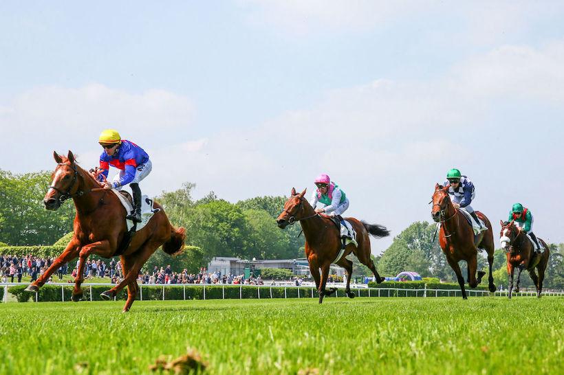 Onesto et Stéphane Pasquier remportant le Prix Greffulhe (Gr2), le dimanche 8 mai 2022 sur l'hippodrome France Galop de Saint-Cloud.