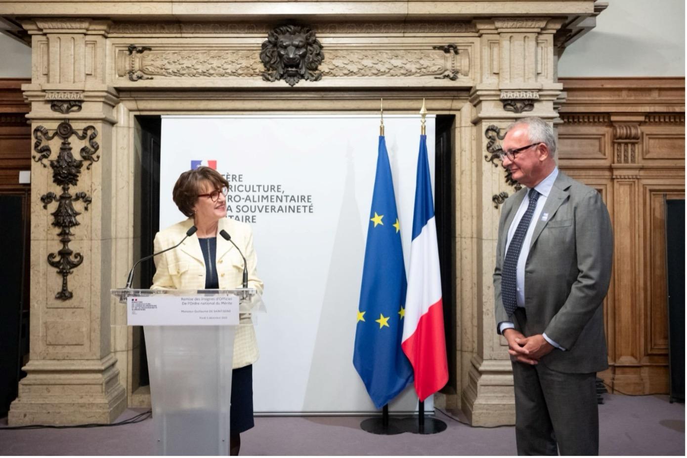 Mme la Ministre, Annie Genevard, a remis à Guillaume de Saint-Seine, Président de France Galop, les insignes d’officier de l’ordre national du Mérite pour son engagement et actions au service de la filière des courses hippiques