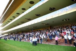 ParisLongchamp reopens on hot card