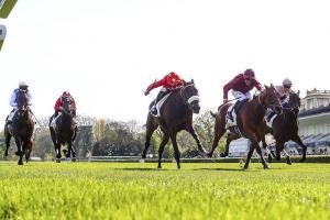 Mister Saint Paul et Théo Bachelot gagnent le Prix La Force (Gr3), dimanche 10 avril 2022 sur l'hippodrome de Longchamp, à Paris.