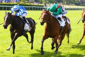 Sibila Sapin et Aurélien Lemaître viennent à bout du rentrant Dilawar à l'arrivée du Prix du Muguet (Gr2), dimanche 8 mai 2022 sur l'hippodrome France Galop de Saint-Cloud.