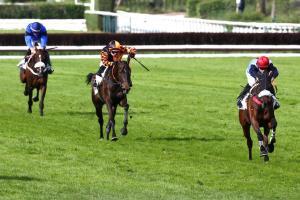 Hawai du Berlais et Pierre Dubourg devancent West End Girl à l'arrivée du Prix Alain du Breil (Gr1), dimanche 22 mai 2022 sur l'hippodrome d'Auteuil à Paris.