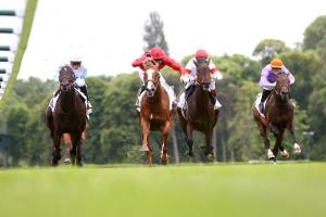 L'Astronome et Christophe Soumillon, en rouge et noir, dominent Galaxie Gold à la lutte dans le Prix Hocquart (Gr2), le 26 mai 2022 à ParisLongchamp.