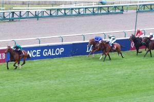 Vadeni et Christophe Soumillon remportent le Qatar Prix du Jockey Club (Gr1), dimanche 5 juin 2022 sur l'hippodrome de Chantilly, sous les couleurs de l'Aga Khan